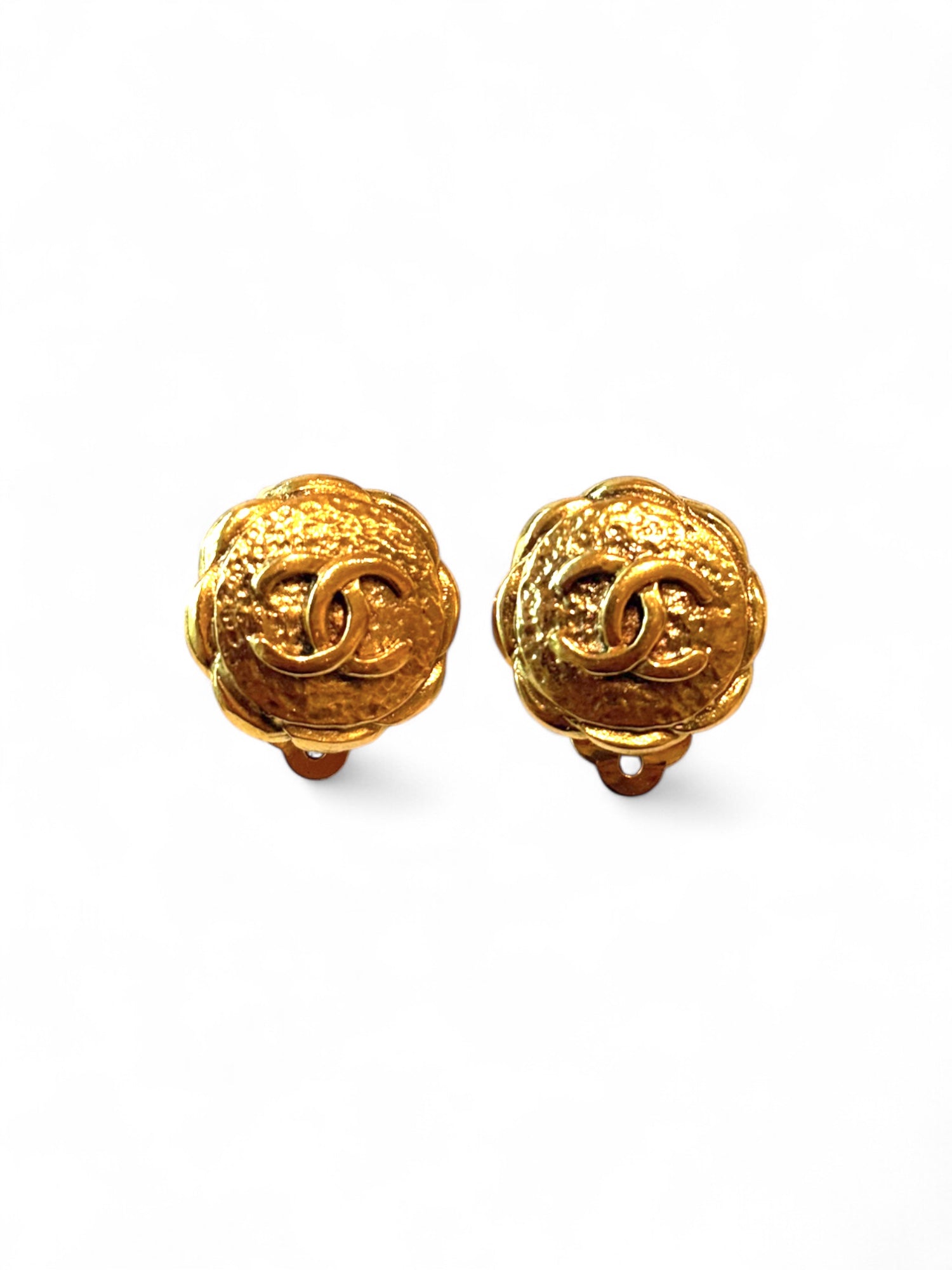 CC flower-shaped clip-on earrings