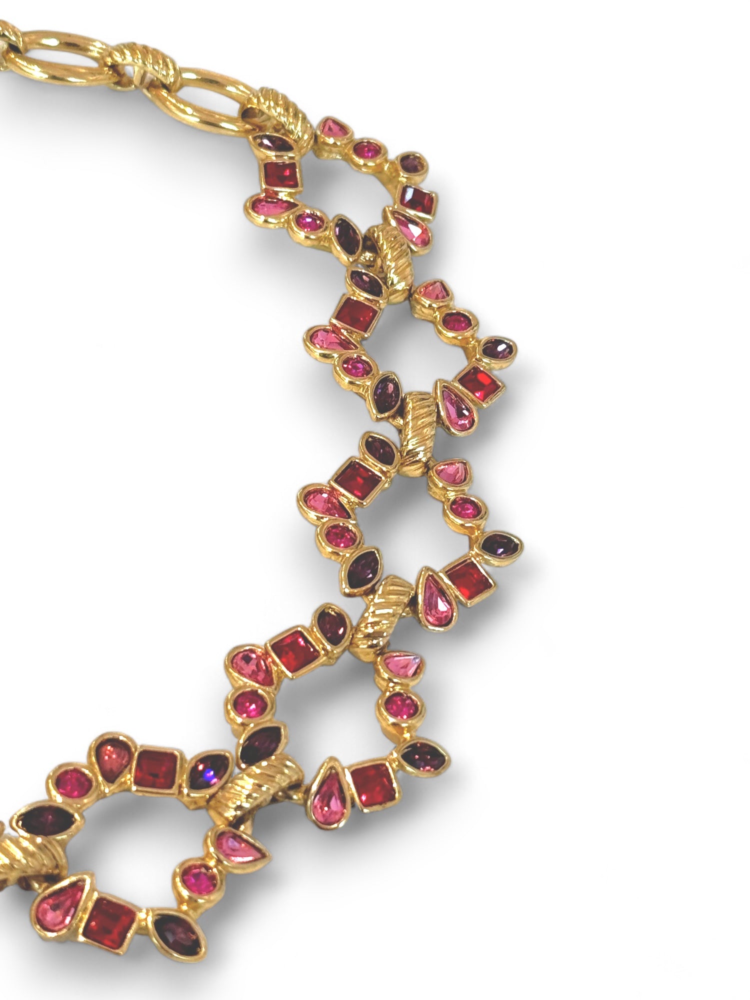 Collier rare orné de strass de couleur rose