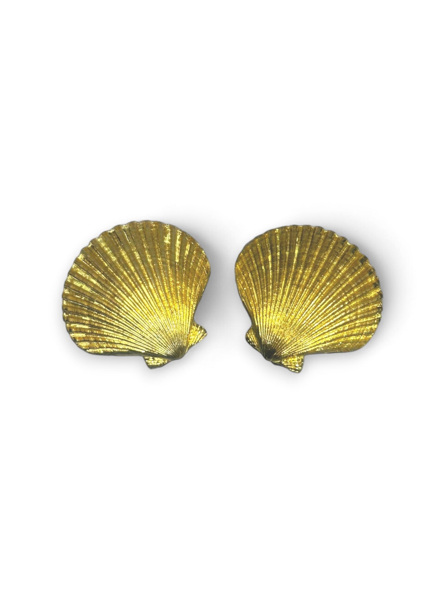 Vintage seashell clip earrings