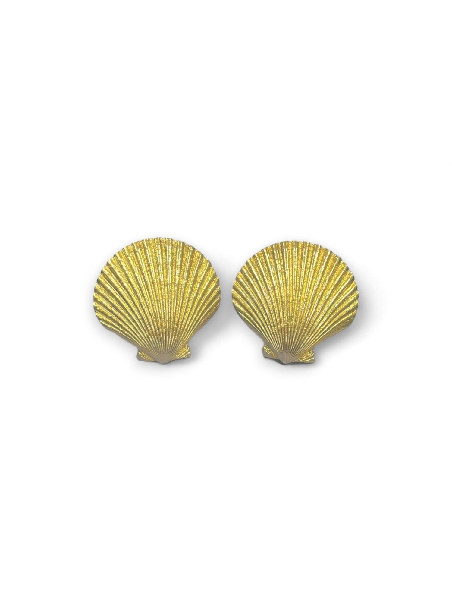 Vintage seashell clip earrings